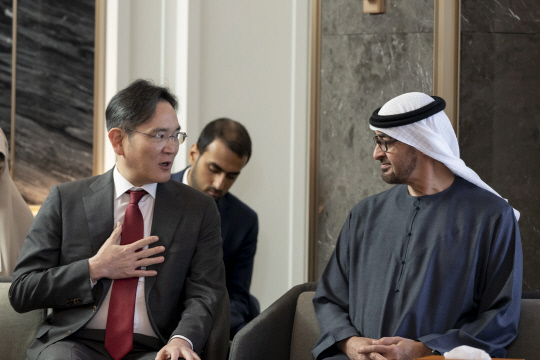 이재용 삼성전자 회장과 무함마드 빈 자예드 알 나흐얀 아랍에미리트(UAE) 대통령이 지난 28일 서울 소공동 롯데호텔에서 자리를 갖고 있다. UAE 대통령실 홈페이지